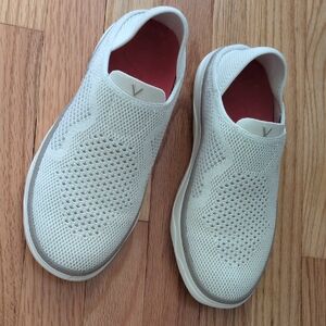 Vionic Women's Cream Slip-On Sneakers